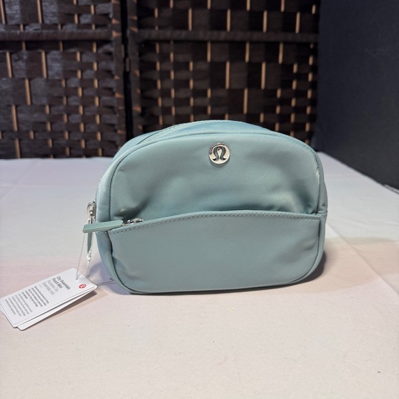 Lululemon City Essentials Pouch Mini 2L Crater Blue L05189 - Picture 1 of 7